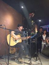 组图：李亚鹏丽江酒吧唱歌 抽烟心情放松