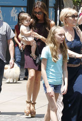 组图：维多利亚携子女出行小七可爱