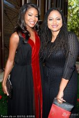 组图：《女人心事》首映 穆里根黑超遮面