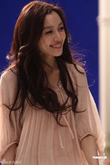 组图：范玮琪为公益歌曲拍摄MV 个唱邀吴佩慈站台