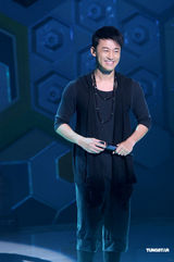 幻灯图：泳儿性感装扮抢收视 何润东想赴港苦练粤语