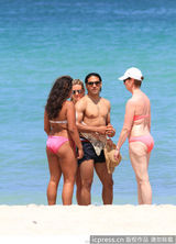 组图：球星法尔考海中爱抚娇妻 舔肚脐极度高调