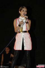 组图：萧亚轩音乐节暴雨开唱 红唇白裙迟登台