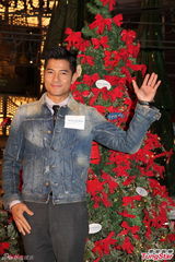 组图：郭富城享受秀肌肉 单身圣诞节与妈妈度过