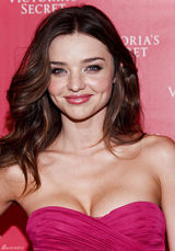 高清组图：米兰达-可儿性感亮相 粉红礼服娇艳