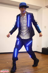 组图：蔡旻佑勤练六块肌 色诱天心同台飙歌