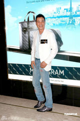 幻灯图：任达华收藏金银钻石打火机 被女儿强制戒烟