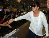 组图：SJ成员金起范搭机抵台 白衣牛仔时尚型男