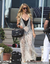 组图：希尔顿沙滩玩变装秀 头戴花环一秒变女神