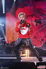 组图：罗志祥穿皮草露肩夜唱 歌迷嫌穿太多