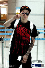 组图：韩歌手朴宰范赴美举行演唱会亮相机场