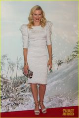 组图：娜奥米-沃茨红唇白裙亮相 优雅出席新片首映