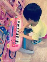 组图：微镜头下的小小志 呆萌可爱完胜童颜老爸