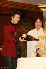 组图：王力宏出席2011上海演唱会发布会