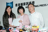 组图：徐濠萦素颜现身香港报业评议会 陈奕迅递交投诉书
