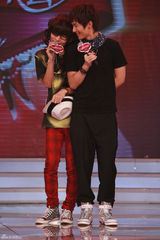 幻灯图：王啸坤《大牌生日会》与陈楚生穿女装搞怪