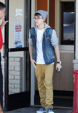 组图：比伯穿低腰裤遛狗弯腰露粉色内裤