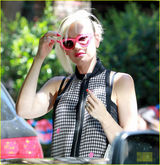 组图：史蒂芬妮潮装亮相 老公携可爱儿子出镜