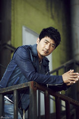 组图：郭晓冬质感熟男写真 儒雅沉稳展多面性情