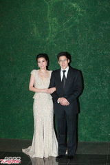 组图：晶刚香港婚宴 郭晶晶坠钻礼服挽霍启刚亮相