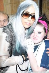 组图：Lady Gaga银色长发波浪长袍造型依旧犀利