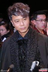 组图：李玟勤练瑜珈随时当妈 李克勤献处女走秀