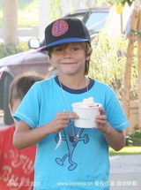 幻灯图集：贝克汉姆携三子外出 秀络腮胡新造型