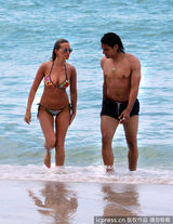 组图：球星法尔考海中爱抚娇妻 舔肚脐极度高调