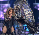 组图：洛佩兹坐猛男人肉轿出场 羽翼裙霸气开唱