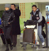 幻灯图集：王菲现身上海机场 羽绒服皮靴保暖又摩登