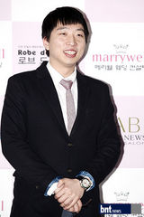 组图：韩国笑星赵志勋大婚 HAHA献歌众星祝贺