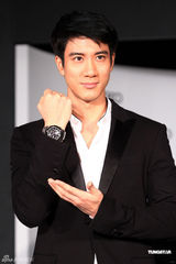 组图：王力宏出席代言活动自曝勤练肌肉健身