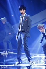 组图：EXO打榜夺冠 前WG宣美复出光脚秀长腿