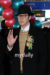 组图：苏志燮号浪漫列车开通 戴黑礼帽帅气十足