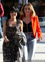 组图：麦莉-赛勒斯低胸逛街 裤扣脱落很尴尬