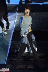 组图：SHINee演唱会空中劲歌热舞大玩飞天