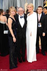 高清组图：奥斯卡红毯斯皮尔伯格夫妇与帕特洛合影