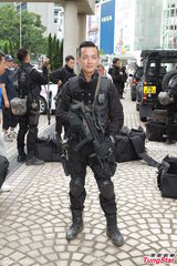 组图：新剧《飞虎II》开工 马德钟拍戏不忘耍帅