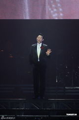 组图：张学友香港个唱揭幕 秀复古风秀踢踏舞