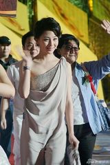 幻灯图集：殷桃妩媚亮相 优雅着装显知性魅力