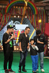 组图：天天兄弟为王诗龄庆生 小石头天天掰手腕