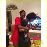 组图：蕾哈娜红鼻子驯鹿妆 平安夜派对搞怪