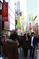 组图：新浪娱乐探访韩国 明洞商业区美食街