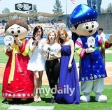 组图：少女时代宋承宪等捧场美国职业棒球比赛