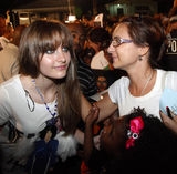 组图：粉丝模仿MJ纪念巨星诞辰 帕丽斯星味足