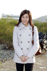 组图：钟嘉欣穿四层衣服御寒 贾晓晨淋雨戏挨冻