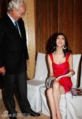 幻灯图：巩新亮出席时尚派对 红裙装扮香艳性感