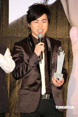 组图：胡彦斌台湾发片圣诞女郎助阵 喝酒避绯闻