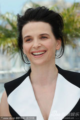 幻灯：《合法副本》记者会 比诺什黑装个性抢眼