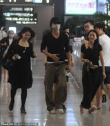 组图：言承旭戴口罩亮相 女粉丝拎高跟鞋追赶